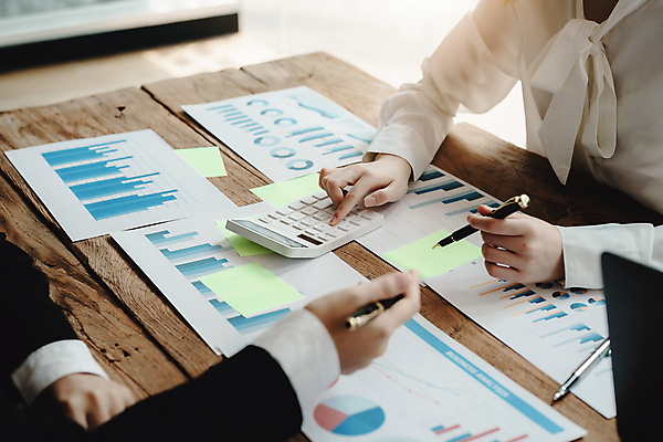 포토 JPG 해외이미지 무료이미지 여자 남자 비즈니스 그래프 들기 상반신 성인 두명 옆모습 신체부위 사무실 펜 계산기 문서 팔 성인만 해외202310 해외포토 뷰포인트 모션 문구용품 사람 필기구 장비 파일형식 무료콘텐츠