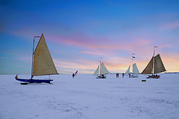 포토 JPG 해외이미지 전통 계절 문화 호수 스포츠 겨울 요트 교통시설 자연 날씨 항해 사람없음 야외 물 환경 냉동 얼음 황혼 일몰 새벽 추위 시골 보트 속도 네덜란드 눈내림 해외202310 해외포토 자연요소 유럽 교통 배_교통 눈_날씨 노을 시설 생태계 파일형식
