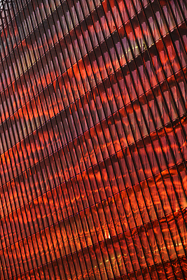 포토 JPG 해외이미지 파도 백그라운드 창문 자연 유리 하늘 표면 날씨 추상 풍경 사람없음 건물 빛 컬러풀 태양 반사 환경 고층빌딩 고요 일몰 저녁 크루즈 철 질감 첨탑 절정 수평선 해외202310 해외포토 자연요소 건축물 바다 컬러 무늬 배_교통 재질 빌딩 노을 탑 야간 생태계 파일형식