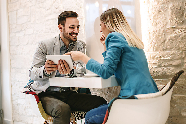 포토 JPG 해외이미지 직업 커플 행복 커피 음료 비즈니스 아이디어 대화 미소 정장 두명 세로 태블릿 카페 비즈니스맨 비즈니스우먼 서핑 이메일 계획 토론 스마트 동료 경영자 와이파이 일시정지 콜라보레이션 해외202310 해외포토 옷 여자 남자 감정 컨셉 관계 표정 말하기 사람 전자제품 스마트기기 상점 수상스포츠 직장인 리더 무선인터넷 파일형식