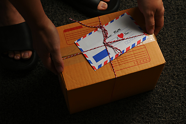 포토 JPG 해외이미지 남자 포장 선물 한명 성인 하이앵글 하반신 편지 택배상자 포장끈 성인남자한명만 해외202310 해외포토 1 뷰포인트 사람 상자 택배 포장재료 남자한명만 성인남자만 파일형식