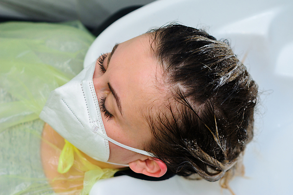 포토 JPG 해외이미지 백인 헤어스타일 손 여자 얼굴 휴식 갈색머리 건강 관리 가면 한명 사람 성인 치료 머리 쌓기 화장품 젖음 씻기 빨래 미용사 이발 청소 고객 싱크대 준비 만들기 샴푸 돌봄 린스 스타일리스트 위생관리 이발사 스타일 해외202310 해외포토 서양인 직업 1 컨셉 가사 의학 모션 신체부위 위생용품 뷰티 청결 개수대 파일형식