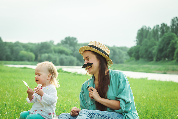 포토 JPG 해외이미지 백인 라이프스타일 응시 여자 교육 딸 행복 어린이 2 가족 엄마 동화 함께함 이야기 사랑 미소 사람 앉기 성인 야외 두명 책 뷰티 봄 기쁨 아기 읽기 걸음마 해외202310 해외포토 서양인 시선 계절 감정 컨셉 관계 모션 표정 생활 파일형식