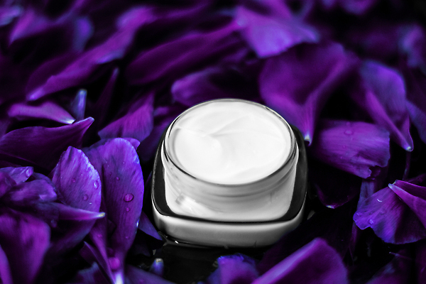 포토 JPG 해외이미지 꽃잎 근접촬영 사람없음 고급 피부관리 스킨케어 기초화장품 보라색배경 수분크림 해외202310 해외포토 꽃 뷰포인트 백그라운드 컨셉 뷰티 보라색 화장품 파일형식