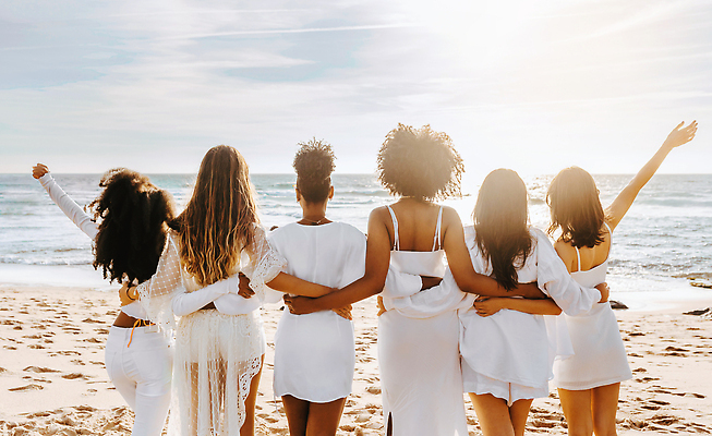 포토 JPG 해외이미지 백인 라이프스타일 여자 선 백그라운드 컨셉 회사 포옹 맨발 자연 휴가 함께함 사람 여러명 야외 뒷모습 뷰티 파티 유행 걷기 귀여움 우정 흰색 축하 그룹 우아함 다인종 힙스터 해외202310 해외포토 서양인 패션 뷰포인트 컬러 다수 비즈니스 안기 모션 발 인종 이벤트 생활 친구 생태계 파일형식