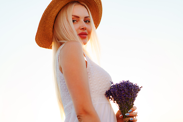 포토 JPG 해외이미지 응시 여자 로우앵글 꽃다발 꽃밭 한명 들기 상반신 성인 야외 금발 일몰 밀짚모자 라벤더 프로방스 성인여자한명만 해외202310 해외포토 모자_잡화 1 헤어스타일 시선 꽃 뷰포인트 모션 사람 노을 허브 여자한명만 성인여자만 파일형식