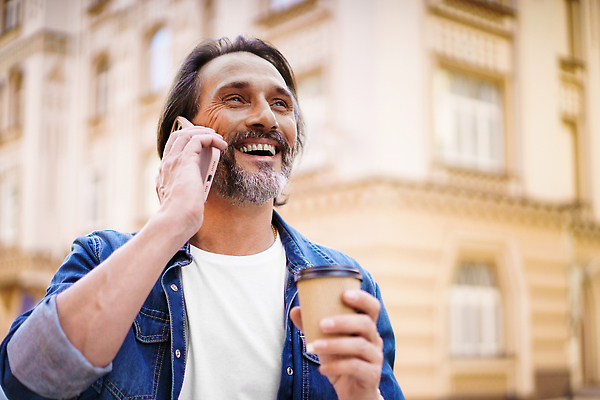 포토 JPG 해외이미지 백인 1 라이프스타일 옷 남자 행복 얼굴 커피 음료 비즈니스 모바일 수염 거리 건강 말하기 대화 한명 미소 사람 성인 야외 컵 스마트폰 핸드폰 유행 외침 재활용 도시 비즈니스맨 자신감 스웨터 긍정 타운 해외202310 해외포토 서양인 식기 감정 컨셉 상의 모션 표정 생활 신체부위 전자제품 스마트기기 소리 직장인 친환경 파일형식