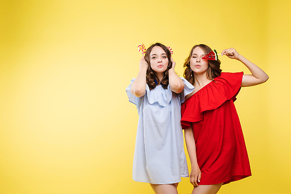 포토 JPG 해외이미지 백인 모델 라이프스타일 헤어스타일 드레스 옷 여자 행복 분홍색 포즈 백그라운드 실내 막대사탕 미소 사람 두명 가로 여름 친구 뷰티 노란색 유행 봄 신선 큼 쌍둥이 날씬함 고립 스타일링 스타일 해외202310 해외포토 서양인 계절 감정 컬러 가족 관계 표정 사탕 내부 생활 크기 몸매 파일형식