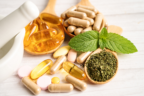 포토 JPG 해외이미지 건강 사람없음 알약 약 숟가락 가루 허브 유기농 절구 절구방아 해외202310 해외포토 식물 웰빙 의학 수저 도구 파일형식