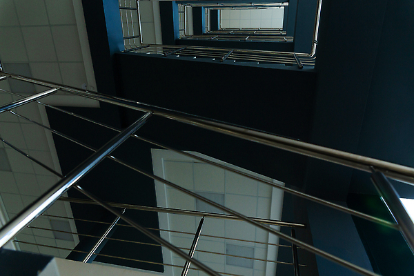 포토 JPG 해외이미지 디자인 산업 선 벽 컬러 건축양식 창문 난간 유리 사람없음 내부 건물 가로 빛 사무실 태양 반사 우주 계단 금속 회색 도시 오픈 도자기 가장자리 우아함 매끈함 타일 기하학 대칭 직진 철강 콘크리트 세련 미니멀리스트 해외202310 해외포토 자연요소 건축물 건축 컨셉 무늬 비즈니스 재질 감각 둘레 파일형식