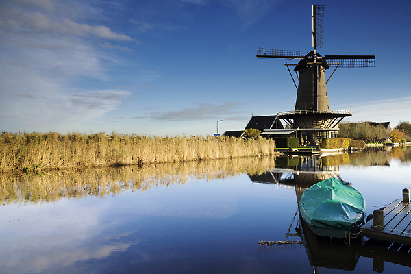 포토 JPG 해외이미지 하늘 바람 주택 갈대 풍경 사람없음 건물 물 파란색 강 반사 평화 침묵 우정 풍차 에너지 가을 시골 보트 개울 역사 네덜란드 운하 남쪽 방앗간 랜드마크 옛날 해외202310 해외포토 자연요소 식물 건축물 계절 유럽 컬러 컨셉 배_교통 날씨 친구 소리 방향 파일형식