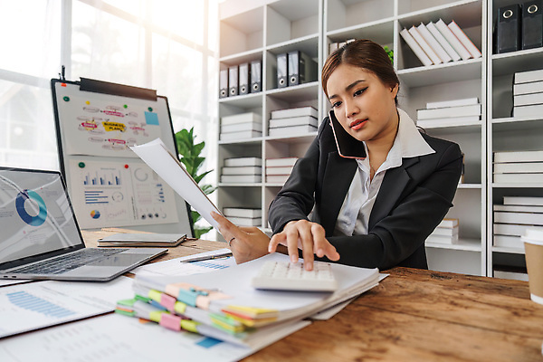 포토 JPG 해외이미지 백인 직업 라이프스타일 응시 여자 행복 비즈니스 사업가 통신 탁자 모바일 직장 실내 대화 한명 사람 앉기 성인 노트북 스마트폰 핸드폰 컴퓨터 사무실 뷰티 업무 작업 비즈니스우먼 자신감 종업원 사이버 전화기 책상 경영자 부름 온라인 경영 해외202310 해외포토 서양인 1 시선 감정 가구 회사 모션 말하기 내부 생활 전자제품 스마트기기 직장인 리더 파일형식