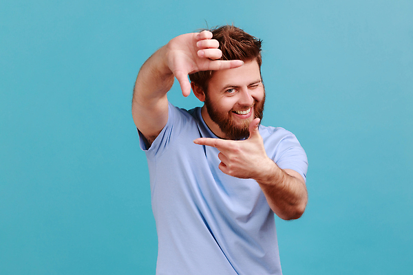 포토 JPG 해외이미지 스튜디오촬영 백인 응시 남자 티셔츠 창문 손가락 상상 청소년 성공 친절 수염 아이디어 프레임 실내 관리 창조 한명 사람 농작물 카메라 행운 목표 자르기 사진사 집중 호기심 그림 파란배경 비전 책임자 발견 고립 관심 구성 순간 해외202310 해외포토 서양인 1 손 시선 감정 백그라운드 컨셉 셔츠 농업 모션 내부 파란색 전자제품 작가 파일형식