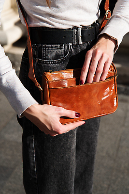 포토 JPG 해외이미지 직업 손 디자인 여자 유럽 여행 백그라운드 가방 비즈니스 배낭 서기 사람없음 사무실 갈색 유행 검은색 재킷 핸드백 청바지 도시 업무 화려 지갑 고급 우아함 주머니 가죽 허리 오브젝트 팩 수납 경영 스트랩 스타일 해외202310 해외포토 잡화 나라 컬러 컨셉 바지 모션 사람 신체부위 화장품 외투 작업 파일형식