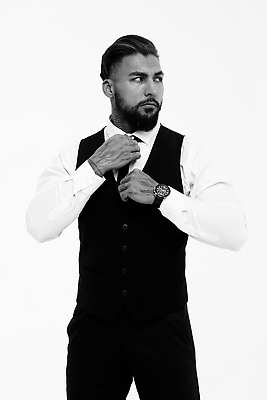 포토 JPG 해외이미지 스튜디오촬영 모델 헤어스타일 외관 옷 남자 와이셔츠 바지 회색배경 넥타이 수염 실내 한명 서기 정장 갈색 유행 직물 자신감 클래식 우아함 검은머리 개성 히스패닉 조절 고립 성격 정중 스타일 해외202310 해외포토 1 잡화 감정 컬러 백그라운드 컨셉 셔츠 모션 하의 사람 내부 회색 파일형식