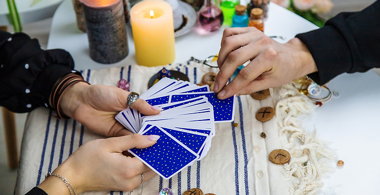 포토 JPG 해외이미지 손 배너 여자 백그라운드 탁자 미래 관리 사람 성인 사람없음 빛 독서 어둠 마법사 운명 잡기 신용카드 재산 예측 신비 크리스탈 갑판 마녀 점성술 마법 부적 예언자 집시 초능력 카피스페이스 해외202310 해외포토 가구 컨셉 배_교통 모션 신체부위 금융 공백 광석 파일형식