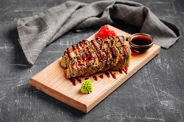 포토 JPG 해외이미지 음식 밥 요리 동양인 사람없음 가로 갈색 일본 식사 저녁식사 초밥 튀김 두루마리 굽기 메뉴 준비 롤 점심식사 목판 해외202310 해외포토 아시아 컬러 인종 구이 일본음식 파일형식