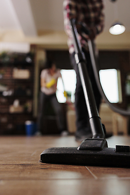 포토 JPG 해외이미지 전신 커플 여자 남자 로우앵글 가사 선반 주택 함께함 실내 성인 두명 청결 청소 청소기 성인만 해외202310 해외포토 뷰포인트 가구 컨셉 관계 사람 내부 건물 전자제품 위생 청소도구 파일형식