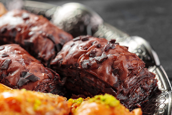 포토 JPG 해외이미지 전통 접시 문화 커피 음식 백그라운드 디저트 쟁반 사탕 요리 동양인 사람없음 목재 초록색 우주 검은색 기쁨 빵집 견과류 중앙 차 달콤 아침식사 설탕 지중해 호두 꿀 동쪽 칠면조 라마단 아랍어 페스츄리 피스타치오 스타일 바클라바 맛있는 튀르키예 해외202310 해외포토 나무 식기 감정 아시아 음료 빵 바다 컬러 재료 조류 인종 상점 식사 맛 방향 파일형식