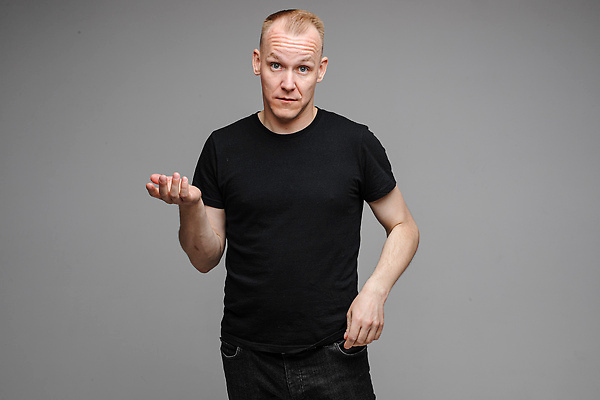 포토 JPG 해외이미지 백인 1 응시 남자 감정 무기 포즈 티셔츠 회색배경 실내 표정 한명 서기 웃음 여름 금발 광대 청바지 혀 해외202310 해외포토 서양인 헤어스타일 시선 계절 백그라운드 셔츠 바지 모션 사람 내부 회색 입 파일형식