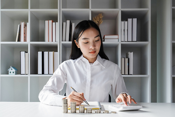 포토 JPG 해외이미지 돈 성공 미래 설계 한명 사람 금융 경제 저축 돼지저금통 계산기 성장 절약 계산 재산 은퇴 보안 투자 이익 회계 보험 대출 빚 경영 계좌 넣기 세금 수입 예산 자금 회계사 비용 해외202310 해외포토 직업 1 컨셉 비즈니스 모션 문구용품 안전 장비 저금통 파일형식