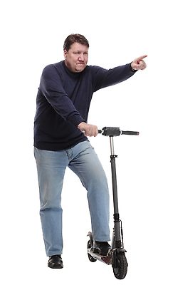 포토 JPG 해외이미지 전신 남자 한명 서기 성인 가리킴 잡기 퀵보드 성인남자한명만 해외202310 해외포토 1 교통수단 모션 사람 손짓 남자한명만 성인남자만 파일형식