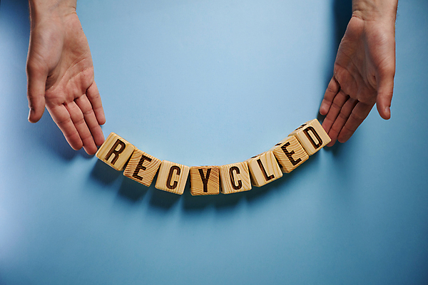 포토 JPG 해외이미지 손 알파벳 비즈니스 텍스트 아이디어 신체부위 파란색 단어 재활용 나무블록 카피스페이스 해외202310 해외포토 문자 영어 컬러 컨셉 사람 목재 공백 블록 친환경 파일형식