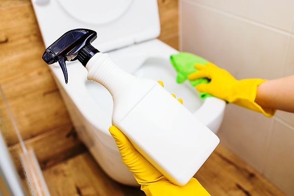 포토 JPG 해외이미지 손 들기 근접촬영 신체부위 청소 세제 화장실 고무장갑 분무기 변기 해외202310 해외포토 뷰포인트 장갑 모션 사람 고무 파일형식