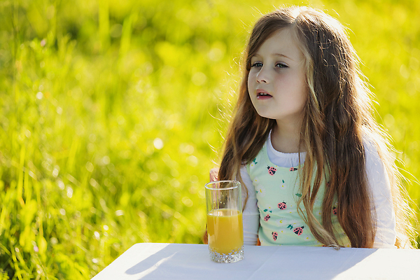 포토 JPG 해외이미지 백인 라이프스타일 공원 행복 유럽 얼굴 음료 어린이 음식 백그라운드 채소 오렌지 과일 자연 유리 휴가 건강 한명 미소 사람 소녀 여름 햇빛 뷰티 정원 주스 기쁨 신선 소프트포커스 내추럴 채식주의자 혼자 해외202310 해외포토 서양인 1 계절 공공시설 여자 감정 나라 재질 촬영기법 표정 생활 신체부위 태양 생태계 채식 파일형식