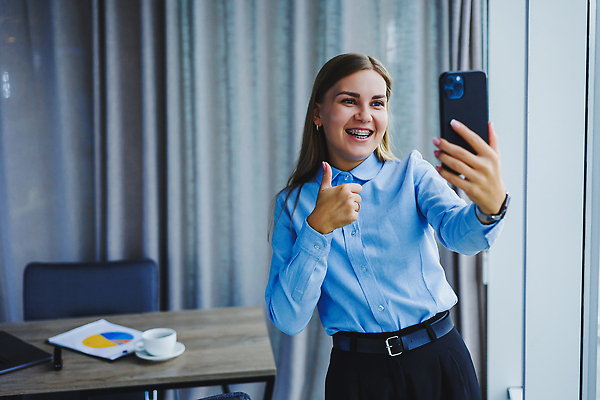 포토 JPG 해외이미지 백인 직업 라이프스타일 응시 여자 행복 인터넷 비즈니스 사업가 통신 탁자 성공 모바일 노동자 주택 직장 실내 한명 미소 사람 앉기 성인 노트북 스마트폰 핸드폰 컴퓨터 사무실 뷰티 공책 흰색 업무 비즈니스우먼 연결 무선전화기 스마트 책상 경영자 부름 비서 온라인 해외202310 해외포토 서양인 1 시선 감정 컬러 가구 컨셉 회사 모션 문구용품 표정 내부 건물 생활 전자제품 스마트기기 작업 직장인 전화기 리더 파일형식