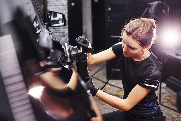 포토 JPG 해외이미지 여자 자동차 조명 한명 상반신 성인 빛 청소 닦기 성인여자한명만 손세차 해외202310 해외포토 1 육상교통 모션 사람 세차 여자한명만 성인여자만 파일형식