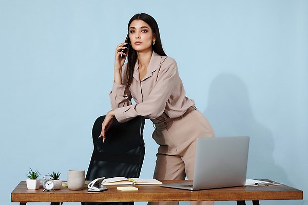 포토 JPG 해외이미지 직업 1 응시 여자 행복 백그라운드 비즈니스 통신 탁자 성공 노동자 갈색머리 직장 대화 한명 미소 사람 앉기 노트북 스마트폰 컴퓨터 사무실 뷰티 유행 업무 작업 비즈니스우먼 우아함 연결 전화기 스마트 책상 온라인 스타일 표현성 자극 해외202310 해외포토 헤어스타일 시선 감정 가구 컨셉 회사 모션 표정 말하기 전자제품 핸드폰 스마트기기 직장인 파일형식