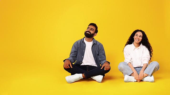 포토 JPG 해외이미지 배너 커플 여자 남자 행복 감정 포즈 결혼 백그라운드 컨셉 2 중동 가족 관계 남편 갈색머리 함께함 실내 파노라마 사랑 미소 사람 앉기 20대 성인 두명 30대 뷰티 노란색 유행 공백 아내 히스패닉 아랍어 카피스페이스 제의 해외202310 해외포토 헤어스타일 나라 컬러 모션 촬영기법 표정 이벤트 청년 내부 장년 파일형식