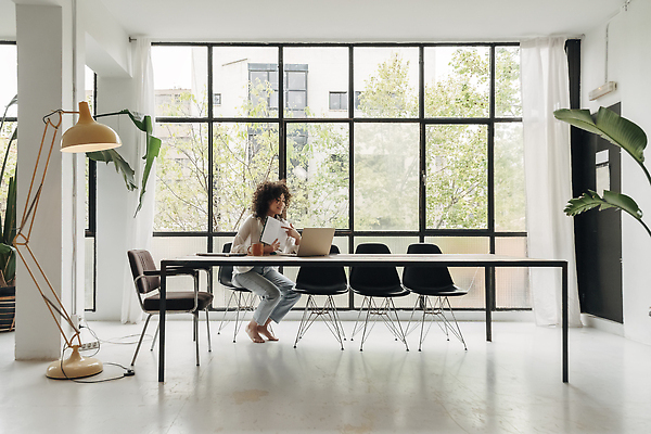 포토 JPG 해외이미지 1 학생 여자 교육 거실 인터넷 창문 학교 수업 아파트 주택 실내 한명 사람 노트북 스터디 컴퓨터 교사 교수 공책 관찰 발표 강의 대학교 쇼 부름 멀리 온라인 동영상 공유 소통 가정교사 다락방 영상통화 이러닝 카피스페이스 혼혈 해외202310 해외포토 직업 컨셉 모션 문구용품 내부 건물 전자제품 학습 공백 다문화 통화 파일형식