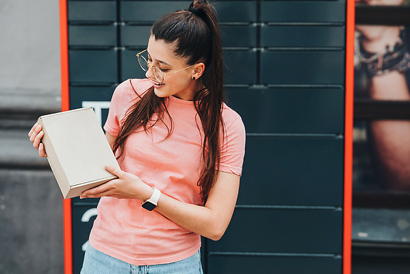 포토 JPG 해외이미지 여자 선반 주택 직장 한명 사람 성인 쇼핑 상자 판매 상점 작업 상인 고객 창고 서비스 무역 준비 패키지 수납 질서 매각 해외202310 해외포토 1 산업 가구 회사 건물 예절 파일형식