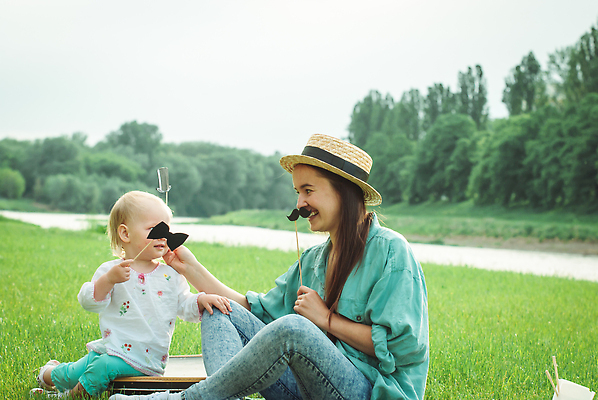 포토 JPG 해외이미지 백인 라이프스타일 응시 여자 교육 딸 행복 어린이 2 가족 엄마 동화 함께함 이야기 사랑 미소 사람 앉기 성인 야외 두명 책 뷰티 봄 기쁨 아기 읽기 걸음마 해외202310 해외포토 서양인 시선 계절 감정 컨셉 관계 모션 표정 생활 파일형식