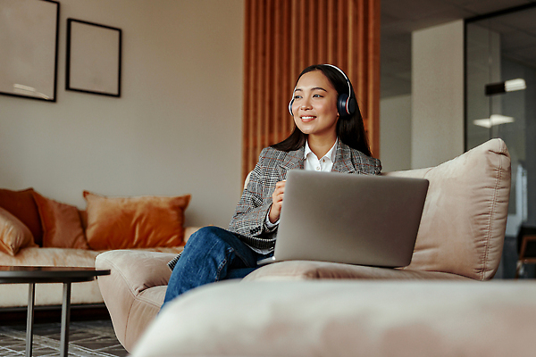 포토 JPG 해외이미지 백인 직업 라이프스타일 응시 여자 행복 인터넷 비즈니스 사업가 통신 성공 노동자 직장 한명 미소 사람 앉기 동양인 성인 노트북 컴퓨터 사무실 뷰티 중국 흰색 업무 비즈니스우먼 자신감 종업원 책상 경영자 문서 온라인 경영 해외202310 해외포토 서양인 1 시선 감정 아시아 컬러 가구 컨셉 회사 모션 표정 인종 생활 전자제품 작업 직장인 리더 파일형식