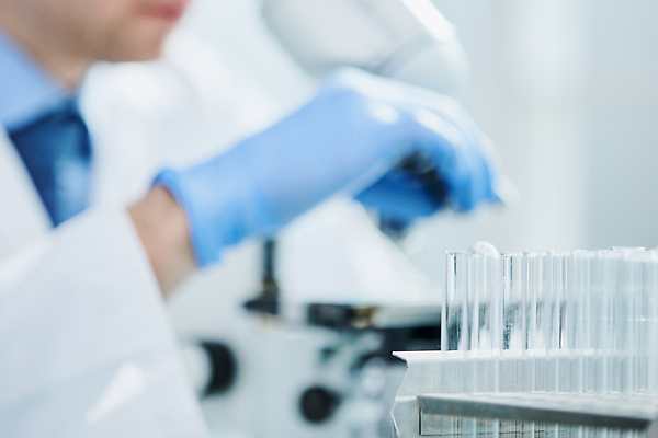 포토 JPG 해외이미지 직업 학생 응시 교육 남자 안경 과학 건강 병원 현미경 실험 한명 사람 약 시험 의사 작업 기술자 실험실 DNA 생명공학 연구원 집중 과학자 분석 생물학 미생물 튜브 발견 개발 서류판 화학물질 화학자 해외202310 해외포토 1 시선 잡화 컨셉 의학 생물 실험기구 사무용품 의료진 화학 학자 파일형식