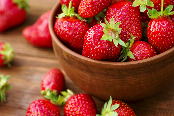 포토 JPG 해외이미지 과일 딸기 사람없음 빨간색 나무그릇 무더기 나무배경 해외202310 해외포토 그릇 컬러 백그라운드 목재 파일형식