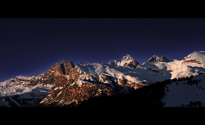 포토 JPG 해외이미지 유럽 백그라운드 오렌지 휴가 산 사람없음 검은색 이탈리아 가장자리 산등성이 알프스 암초 통과 카피스페이스 해외202310 해외포토 나라 컬러 과일 공백 둘레 파일형식