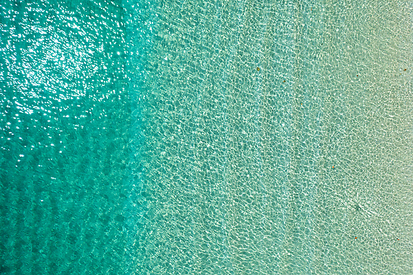 포토 JPG 해외이미지 물결 파도 바다 섬 여행 백그라운드 자연 표면 추상 휴가 휴식 사람없음 야외 물 파란색 햇빛 반사 환경 맑음 침묵 투명 산호초 휴양지 질감 석호 항공촬영 조감도 터키석 파라다이스 카피스페이스 해외202310 해외포토 자연요소 뷰포인트 컬러 컨셉 무늬 날씨 태양 소리 공백 장소 수중식물 보석 생태계 파일형식