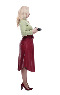 포토 JPG 해외이미지 전신 여자 한명 들기 성인 옆모습 카메라 흰색 성인여자한명만 해외202310 해외포토 1 뷰포인트 컬러 모션 사람 전자제품 여자한명만 성인여자만 파일형식