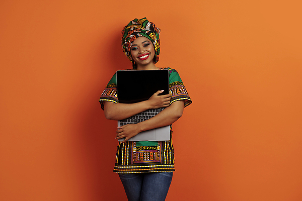 포토 JPG 해외이미지 직업 전통 여자 교육 행복 흑인 백그라운드 인터넷 포옹 아프리카 한명 사람 인종 성인 금융 노트북 쇼핑 컴퓨터 세일 검은색 공책 공백 업무 멀리 온라인 중독 전자상거래 소프트웨어 프리랜서 제의 밀레니얼 해외202310 해외포토 서양인 1 감정 나라 컬러 안기 문구용품 경제 전자제품 작업 파일형식