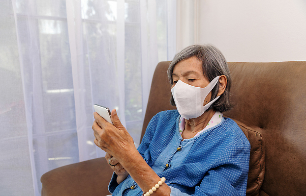 포토 JPG 해외이미지 응시 여자 노년 행복 할머니 태국 주택 실내 건강 가면 한명 사람 동양인 소파 건강관리 일본 중국 편안함 은퇴 인도네시아 80대 싱가폴 고립 소셜미디어 쉬운 옛날 코로나바이러스 안락 해외202310 해외포토 1 시선 감정 아시아 컨셉 의자 관리 인종 성인 내부 건물 감각 바이러스 파일형식