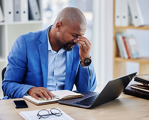 포토 JPG 해외이미지 손 남자 안경 시계 책장 스트레스 피곤 한명 앉기 상반신 성인 앞모습 책 노트북 스마트폰 사무실 눈감음 공책 졸음 책상 문서 파일 성인남자한명만 해외202310 해외포토 1 잡화 감정 뷰포인트 가구 컨셉 비즈니스 모션 문구용품 사람 신체부위 전자제품 핸드폰 스마트기기 남자한명만 성인남자만 파일형식