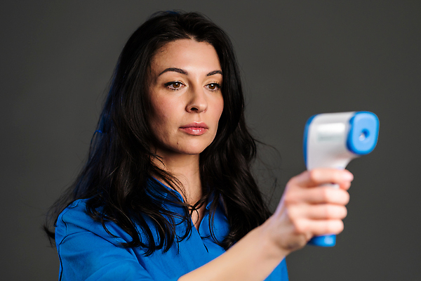 포토 JPG 해외이미지 손 여자 백그라운드 컨셉 주택 실내 건강 병원 한명 사람 성인 약 건강관리 디지털 고통 장비 시험 추위 환자 의사 뜨거움 열 바이러스 질병 온도계 측정 전자 감염 온도 돌봄 전염병 증상 안락 해외202310 해외포토 1 교육 감정 의학 모션 관리 내부 건물 신체부위 의료진 파일형식