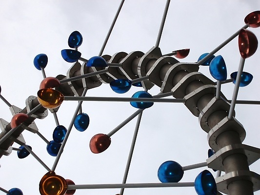 포토 JPG 해외이미지 조각 모션 모바일 바람 사람없음 야외 금속 해외202310 해외포토 자연요소 재질 날씨 파일형식