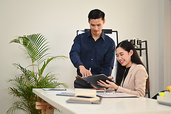 포토 JPG 해외이미지 여자 남자 화초 비즈니스 회의 함께함 서기 앉기 상반신 성인 두명 옆모습 공책 가리킴 비즈니스맨 비즈니스우먼 그룹 책상 직원 서류판 성인만 해외202310 해외포토 식물 뷰포인트 가구 컨셉 모션 문구용품 사람 손짓 사무용품 직장인 파일형식