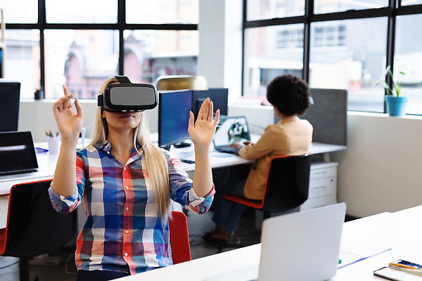 포토 JPG 해외이미지 서양인 여자 의자 비즈니스 실내 앉기 상반신 성인 두명 앞모습 뒷모습 노트북 사무실 착용 가상현실 성인여자만 오큘러스 VR기기 해외202310 해외포토 외국인 뷰포인트 가구 모션 사람 내부 전자제품 기계 여자만 성인만 파일형식