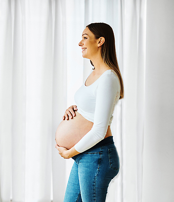 포토 JPG 해외이미지 백인 여자 행복 어린이 포즈 신체 가족 엄마 주택 실내 건강 사랑 한명 서기 미소 성인 뷰티 희망 임산부 임신 아기 잡기 출산 기다림 예측 돌봄 복부 해외202310 해외포토 서양인 1 감정 컨셉 관계 모션 표정 사람 내부 건물 신체부위 파일형식